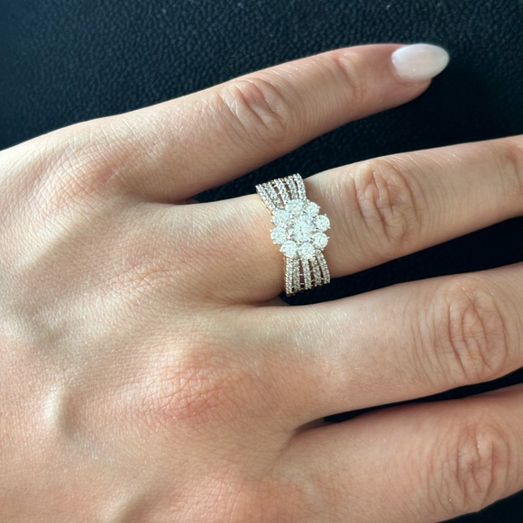 14K solid gold cubic zircon floral ring. It is a gift. Size 8-9 - Picture 7 of 9